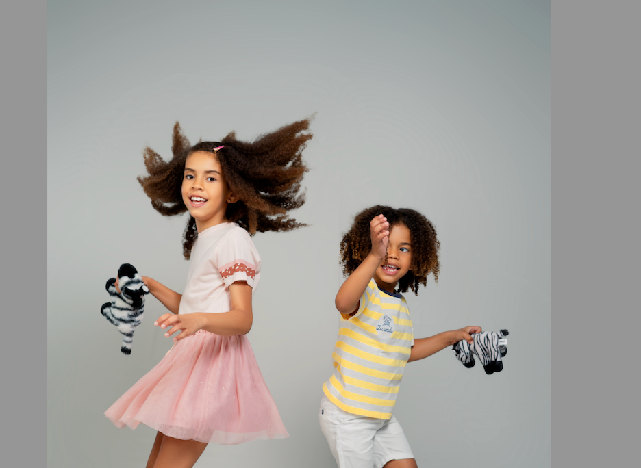 Défrisage des cheveux texturés des enfants