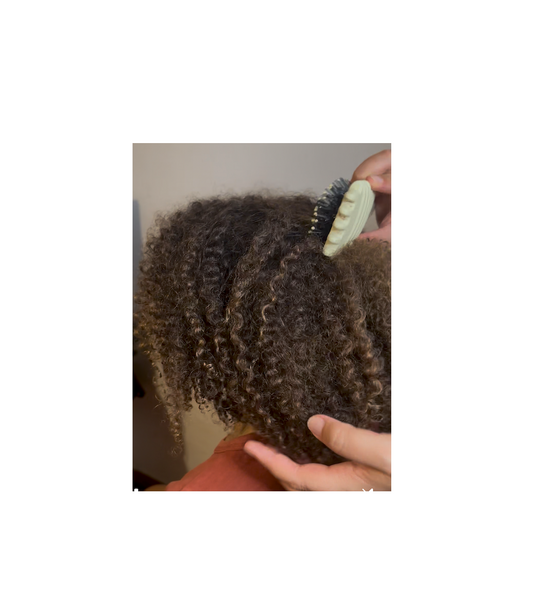 Comment démêler les cheveux crépus, frisés ou bouclés d'un enfant sans douleur ?