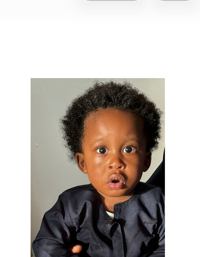 Cheveux crépus de bébé : quand commencer les soins et comment les entretenir ?