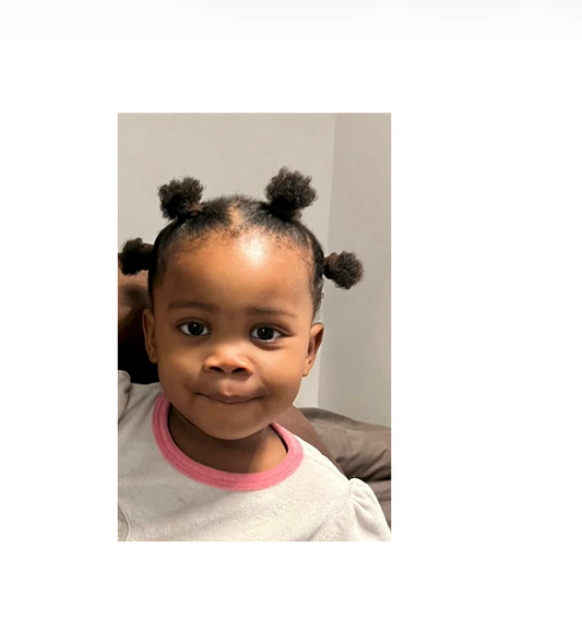 Cheveux crépus de bébé : quand commencer les soins et comment les entretenir ?