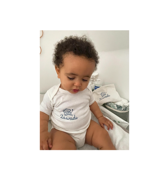 Peau noire et métissée de bébé : sécheresse, taches et soins adaptés